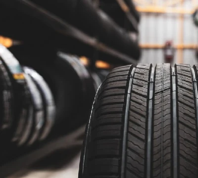 De bandenindustrie ondergaat technologische innovatie, waarbij groene en mili...